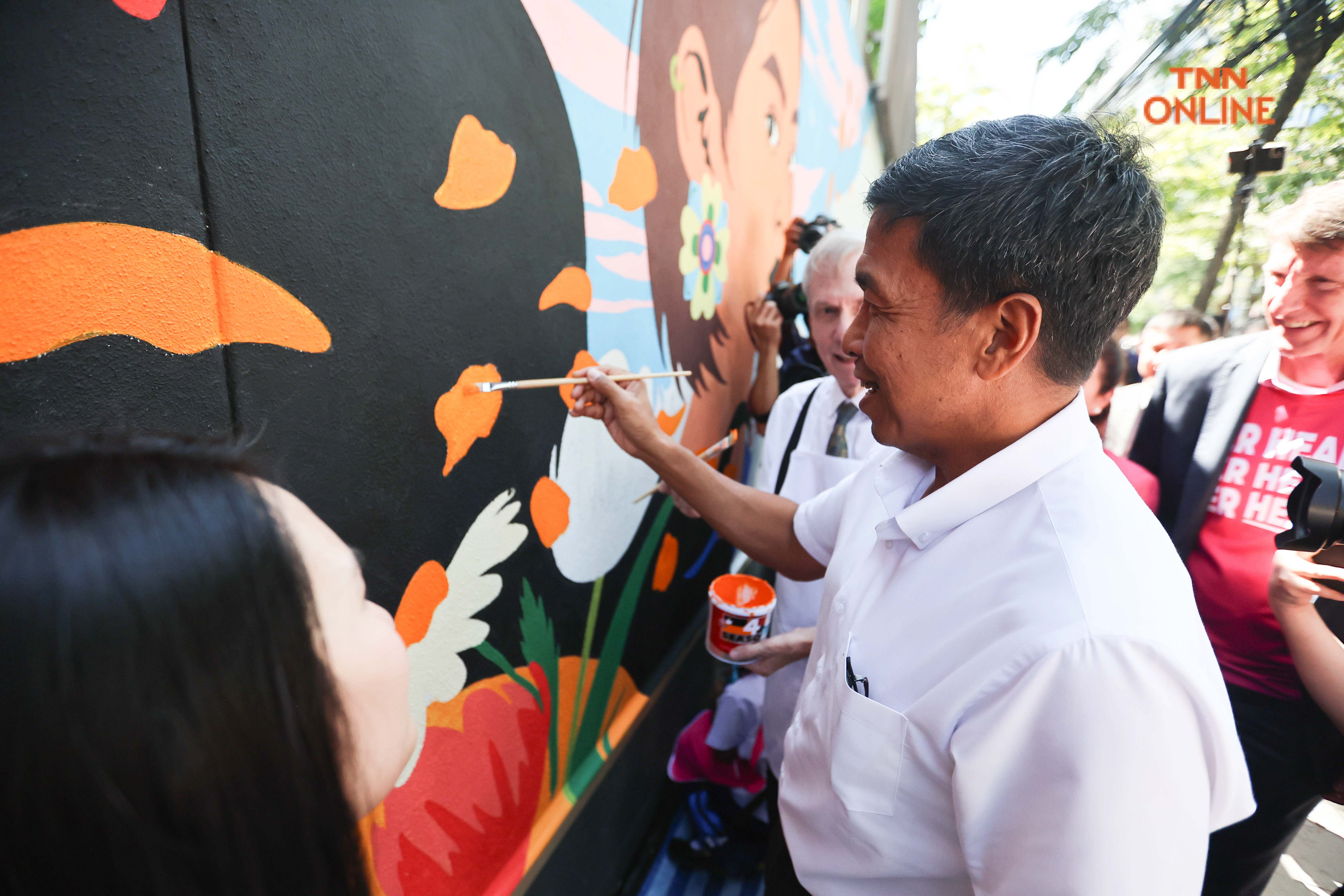 ชัชชาติควงแสนดี วาดภาพบนกำแพงสนับสนุนความเท่าเทียม ชัชชาติควงแสนดี วาดภาพบนกำแพงสนับสนุนความเท่าเทียม