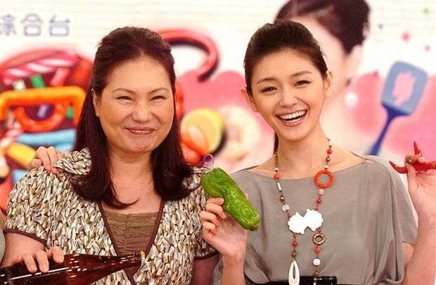 แม่ยายไม่ปลื้ม?!! สื่อจีนตีข่าวแม่ของ ‘ต้าเอส’ ไม่ยอมรับเขยใหม่ดีเจเกาหลี แม่ยายไม่ปลื้ม?!! สื่อจีนตีข่าวแม่ของ ‘ต้าเอส’ ไม่ยอมรับเขยใหม่ดีเจเกาหลี