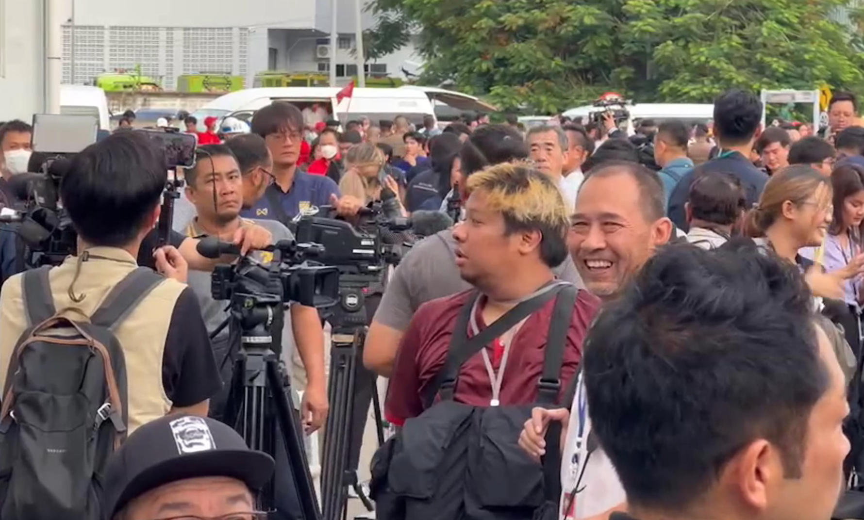 “ทักษิณกลับไทย” เปิดภาพบรรยากาศล่าสุด!สนามบินดอนเมือง สื่อเกาะติด