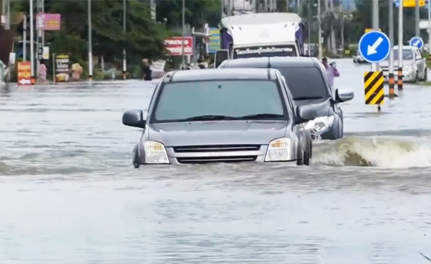 สุโขทัย อ่วม น้ำเอ่อล้นเข้าท่วมพื้นที่เศรษฐกิจฝั่งตะวันตก การเดินทางเป็นอัมพาต