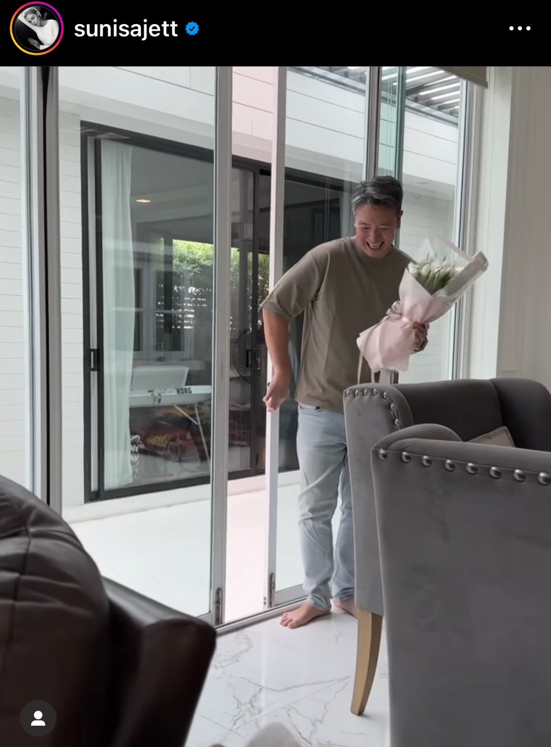 ชาย ชาตโยดม เล่าโมเมนต์หอบดอกไม้ฉลองครบรอบแต่งงาน วิกกี้