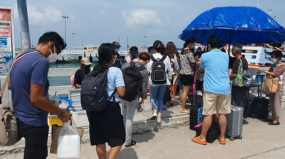ออกพรรษา พัทยาคึกคัก! นทท.แห่นั่งเรือไปเที่ยวเกาะล้าน