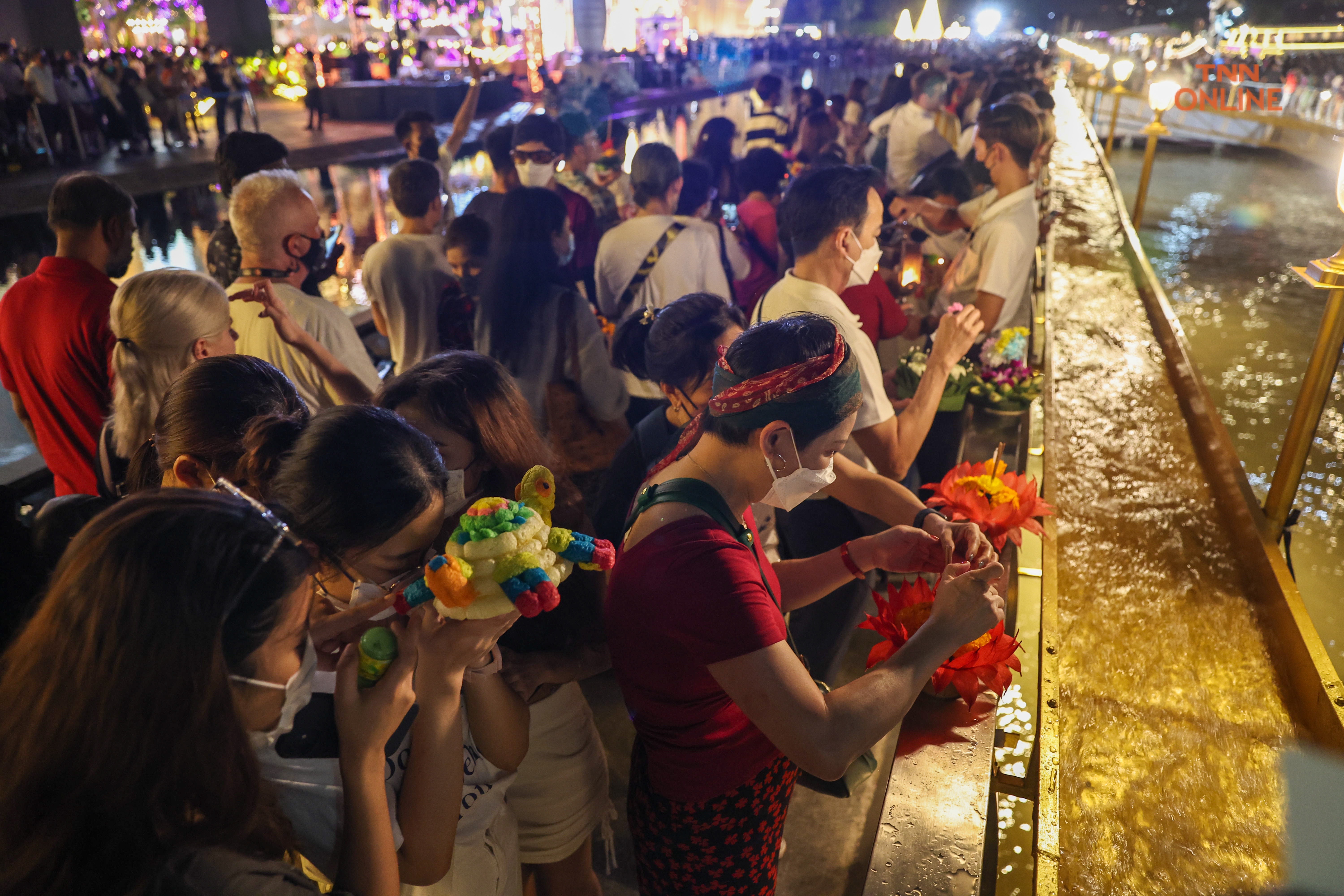 สวยสง่าในชุดไทยจักรี โบว์-เมลดาร่วมลอยกระทงรักษาประเพณีไทย