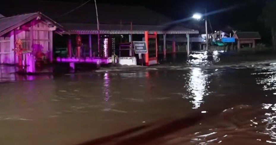 อพยพชาวบ้านวุ่น! น้ำป่าหลากท่วม 5 หมู่บ้านที่กำแพงเพชร 