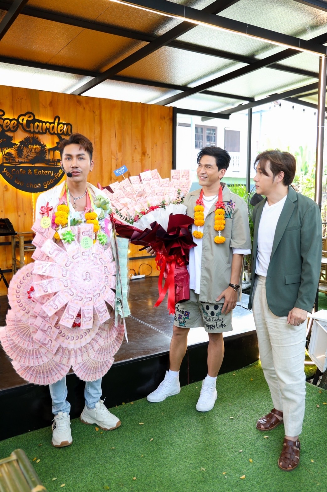 บุกบ้าน!!  “ตรี ชัยณรงค์” หมอลำตำนานมาลัยปีกนกเงินล้าน