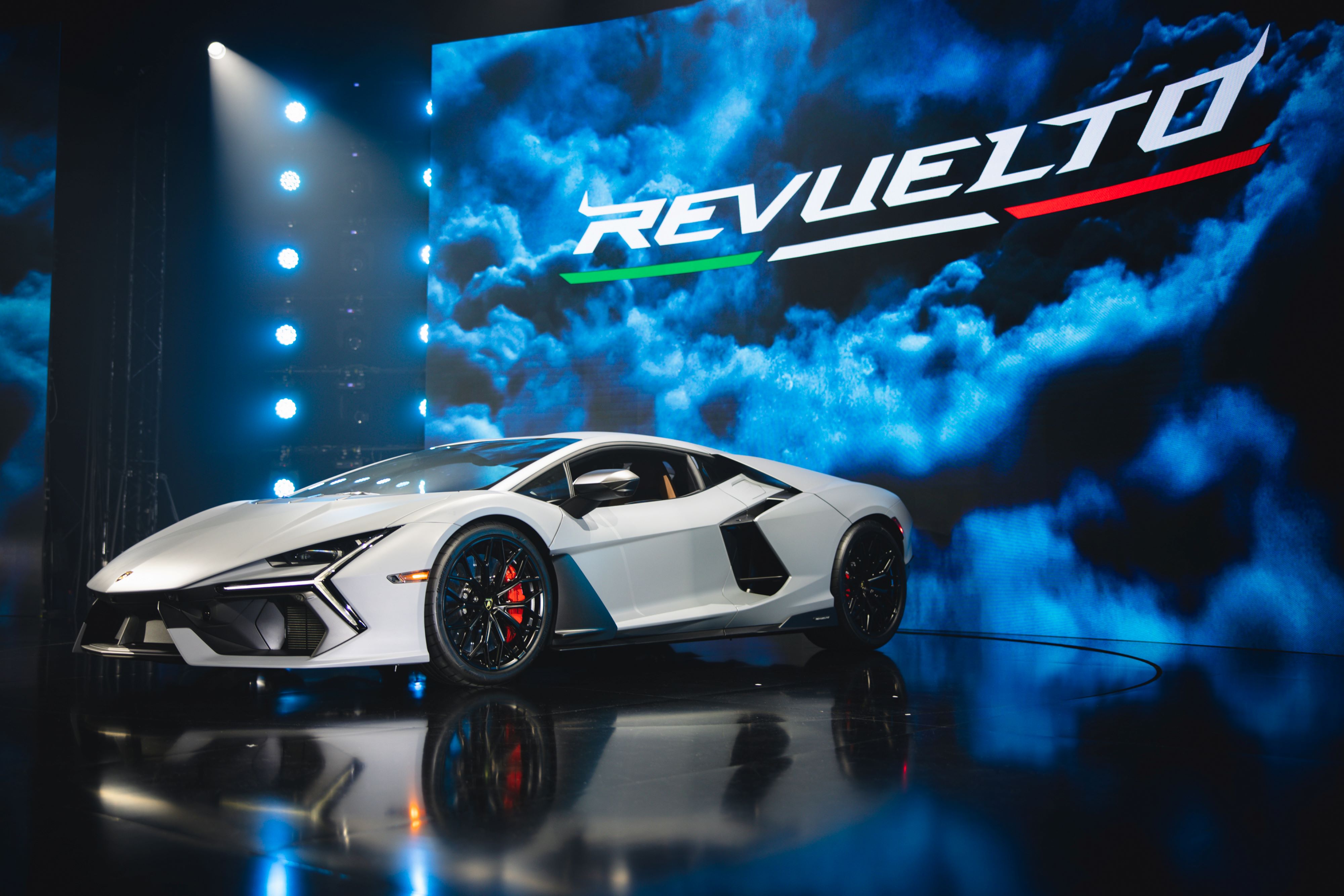 เปิดตัว Lamborghini Revuelto ปลั๊กอินไฮบริดรุ่นแรกของแบรนด์ คิวจองในไทยรอไปถึงปีหน้าแล้ว ราคา 47.5 ล้านบาทมีทอน เปิดตัว Lamborghini Revuelto ปลั๊กอินไฮบริดรุ่นแรกของแบรนด์ คิวจองในไทยรอไปถึงปีหน้าแล้ว ราคา 47.5 ล้านบาทมีทอน