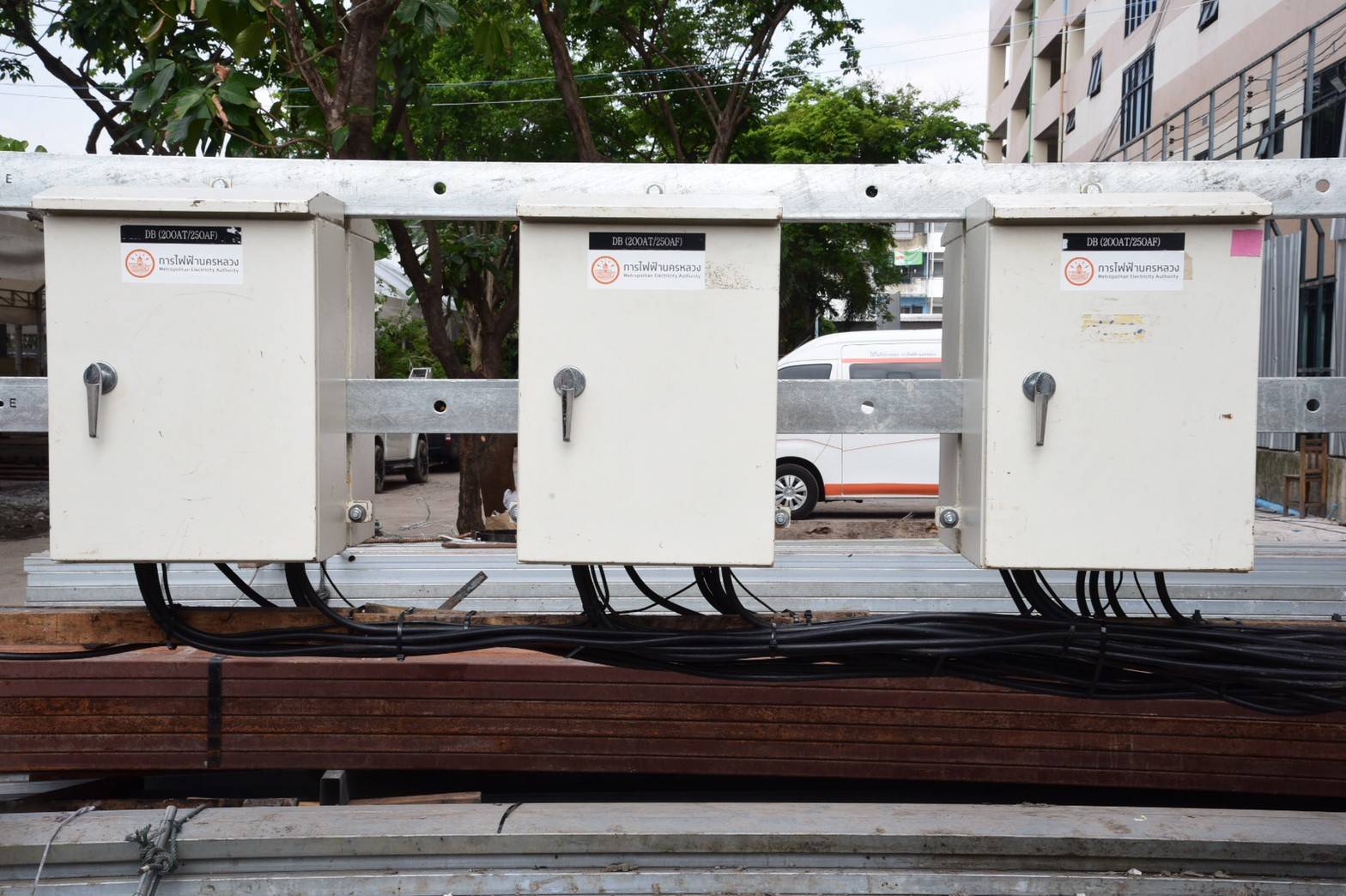 MEA ติดตั้งระบบไฟฟ้ารองรับ รพ.สนามพลังแผ่นดิน เพื่อพิชิตภัยโควิด-19 MEA ติดตั้งระบบไฟฟ้ารองรับ รพ.สนามพลังแผ่นดิน เพื่อพิชิตภัยโควิด-19