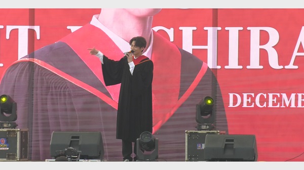 ไบร์ท วชิรวิชญ์ ปลื้ม แฟนคลับจัดเต็มร่วมยินดีรับปริญญา    (มีคลิป)