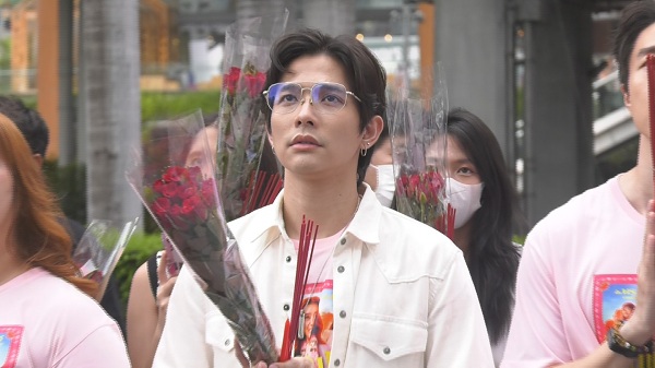 “ลี-แพรวา” นำทีมนักแสดง “สมพรปาก” ร่วมสักการะพระตรีมูรติกับแฟนๆ   (มีคลิป)