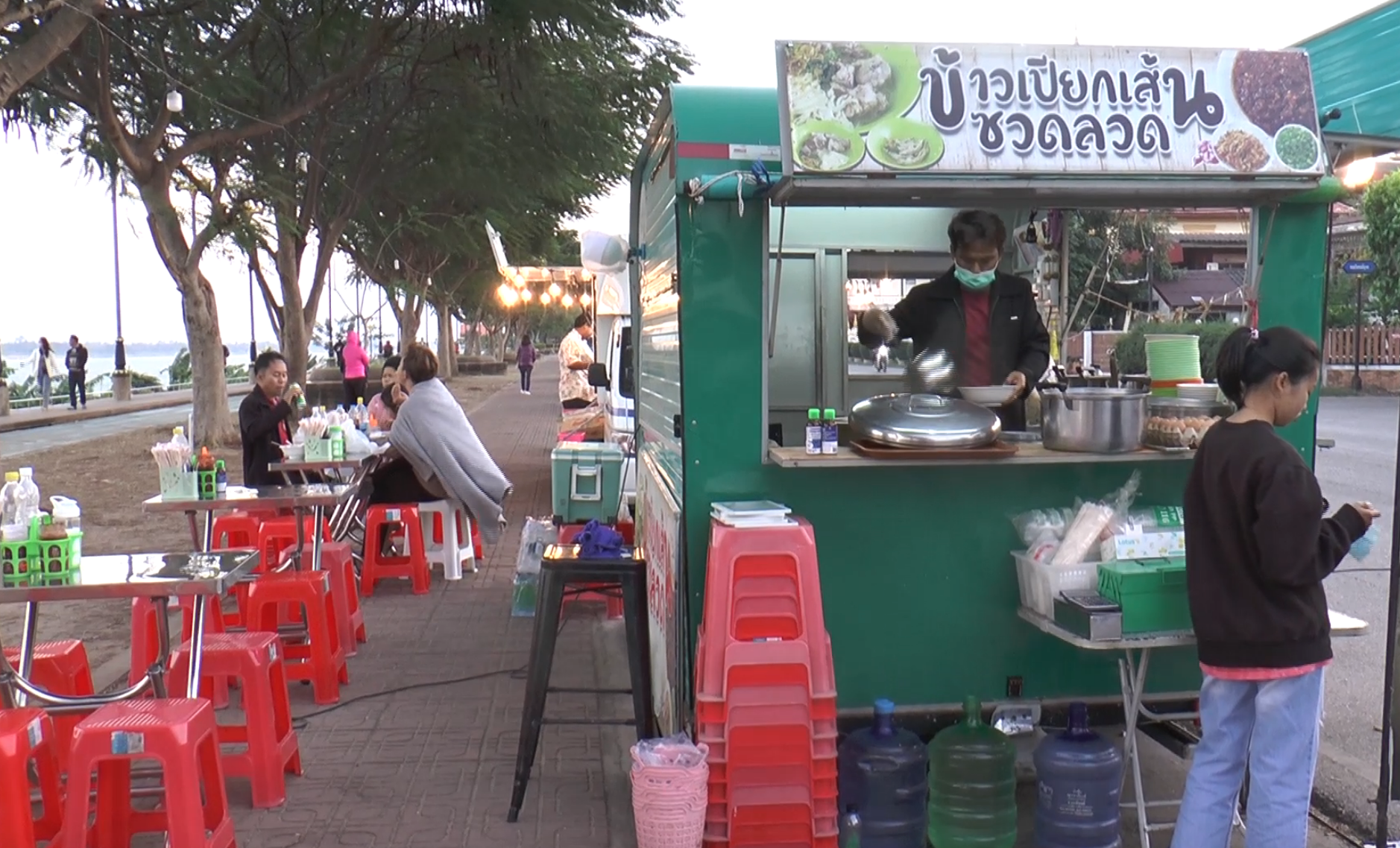 นครพนมหนาวสุดรอบปี อุณหภูมิเหลือ 15 องศาฯ คนเที่ยวริมโขงคึกคัก นครพนมหนาวสุดรอบปี อุณหภูมิเหลือ 15 องศาฯ คนเที่ยวริมโขงคึกคัก