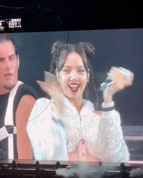 แบรนด์ไทยสร้างเรื่อง!! ดีไซน์ชุดสเตจเดี่ยว 'ลิซ่า BLACKPINK' ที่ซานฟรานซิสโกสุดปั๊วะปัง แบรนด์ไทยสร้างเรื่อง!! ดีไซน์ชุดสเตจเดี่ยว 'ลิซ่า BLACKPINK' ที่ซานฟรานซิสโกสุดปั๊วะปัง