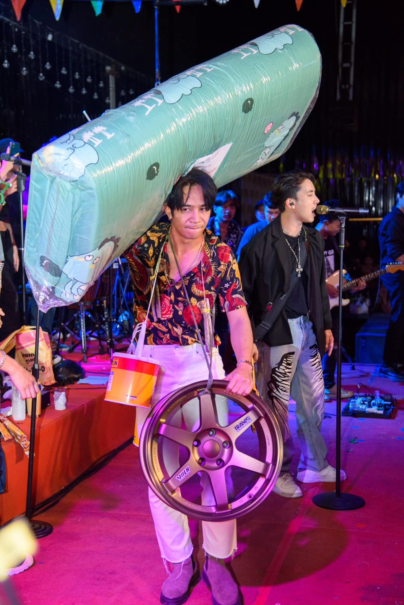 ของฝากเป็นเหตุ ชาวเน็ตจีนแชร์คลิป ก้อง ห้วยไร่ รับของฝากจากแฟนคลับขณะแสดงคอนเสิร์ต