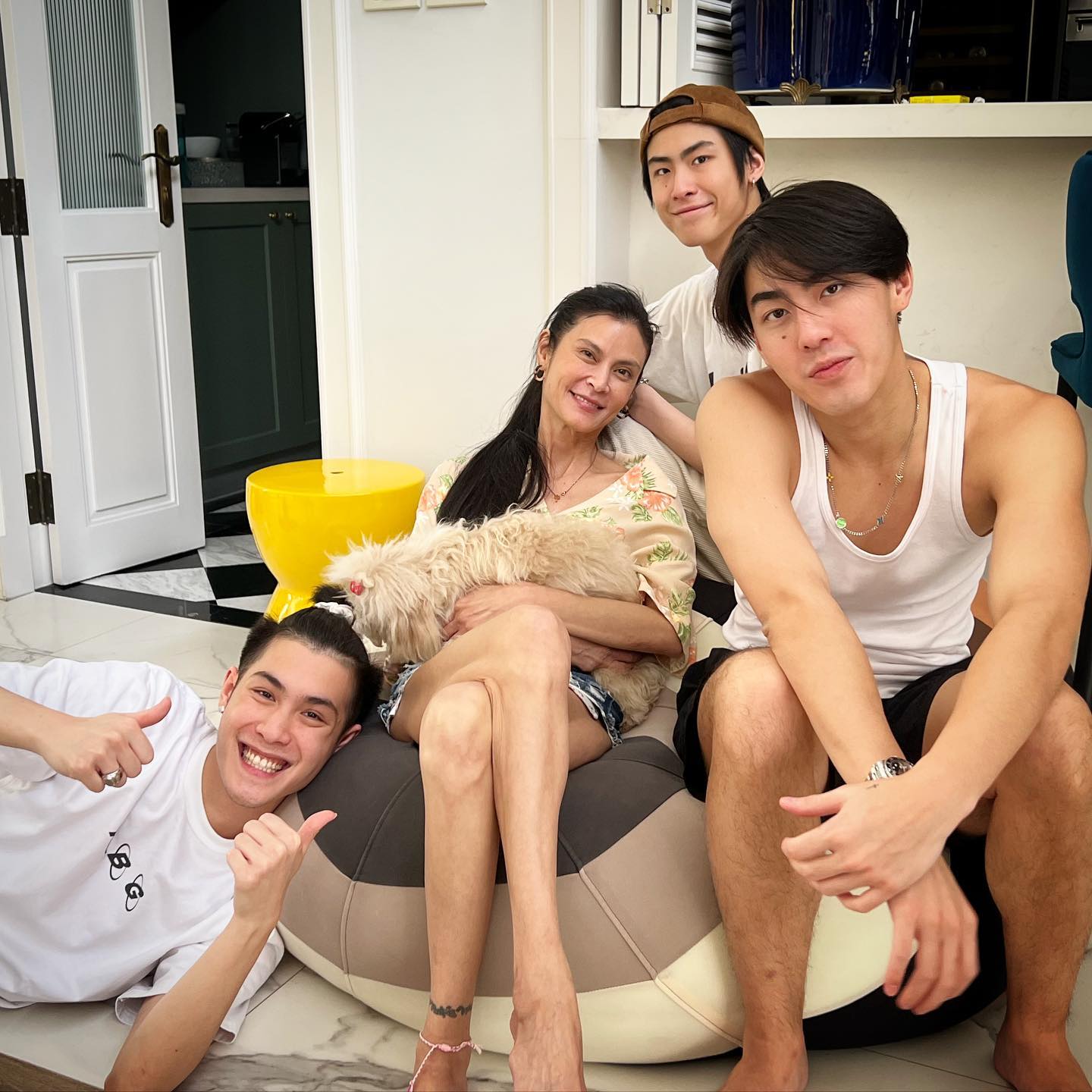 พร้อมหน้า 4 คนแม่ลูก ปิ่น เก็จมณี โพสต์ภาพพักผ่อนสงกรานต์กับ 3 เจ้า