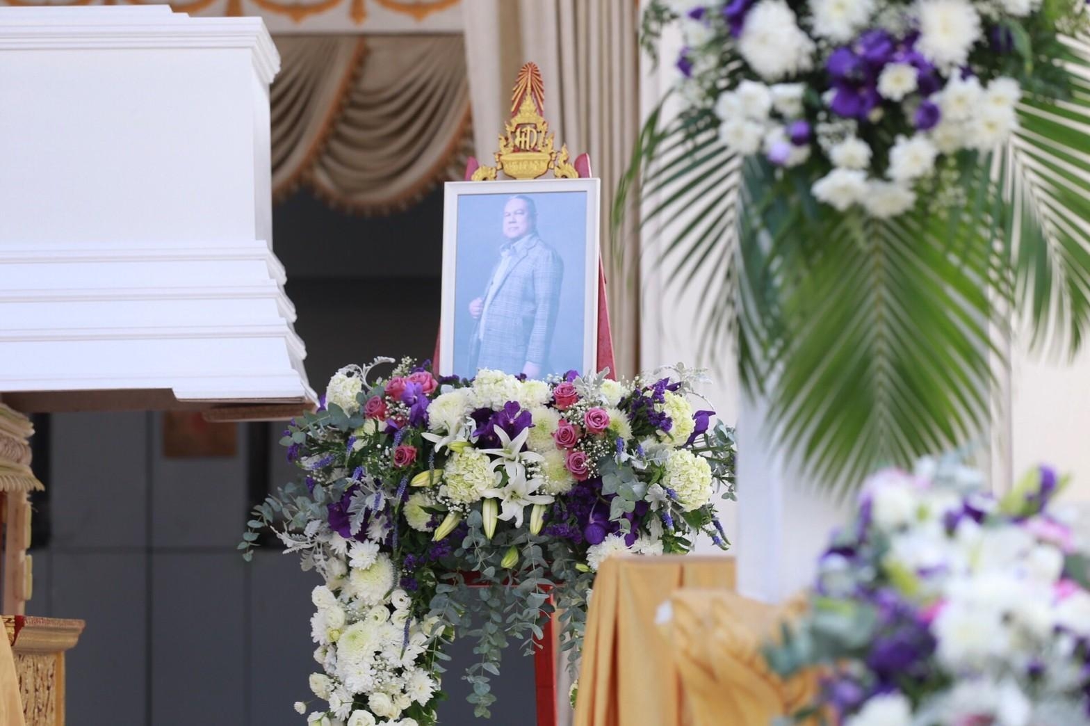 คนบันเทิงร่วมพิธีฌาปนกิจ “ต๊ะ นิรัตติศัย กัลย์จาฤก”