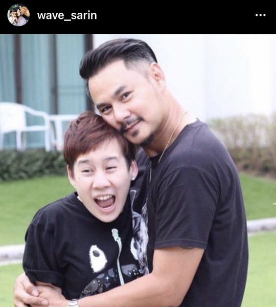 บุ้ง สะธี เผยสาเหตุ เวฟ สาริน แอ็ดมิทด่วน!! บุ้ง สะธี เผยสาเหตุ เวฟ สาริน แอ็ดมิทด่วน!!