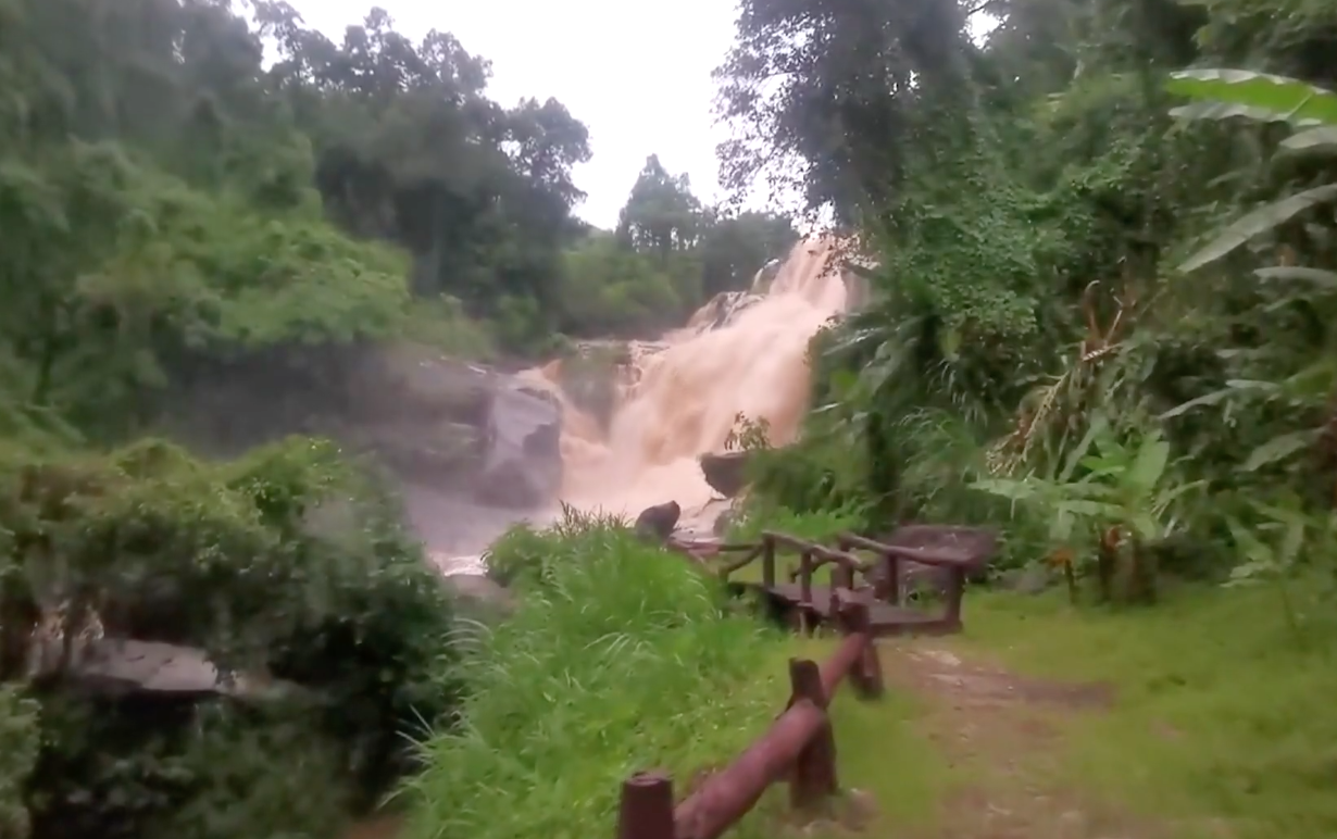 ฝนกระหน่ำดอยอินทนนท์ น้ำป่าทะลักน้ำตกแม่กลาง เตือนนทท.ห้ามลงเล่น