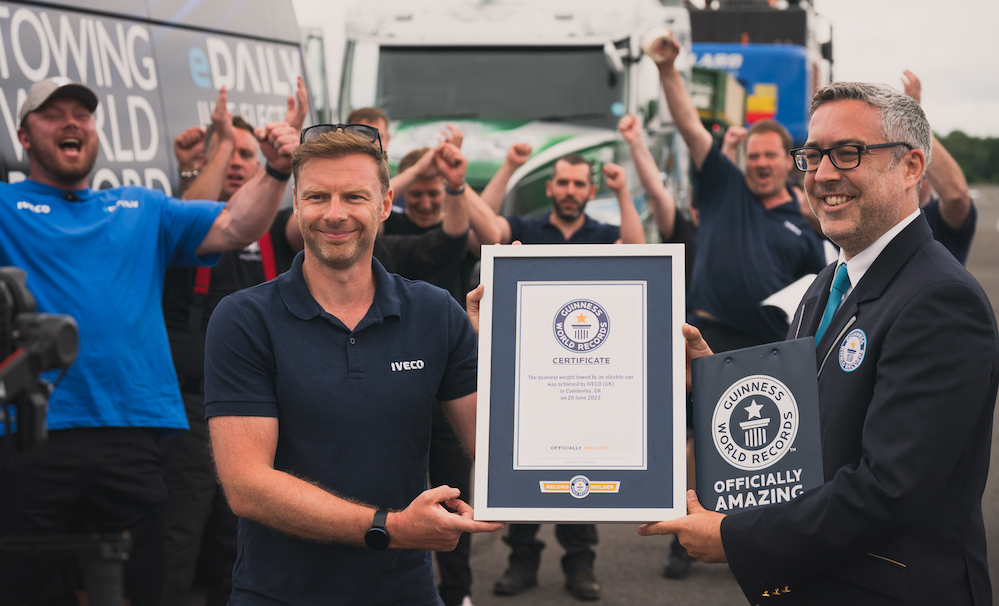รถตู้ไฟฟ้าแบรนด์อิตาลีทำสถิติ Guinness World Record ลากของหนัก
