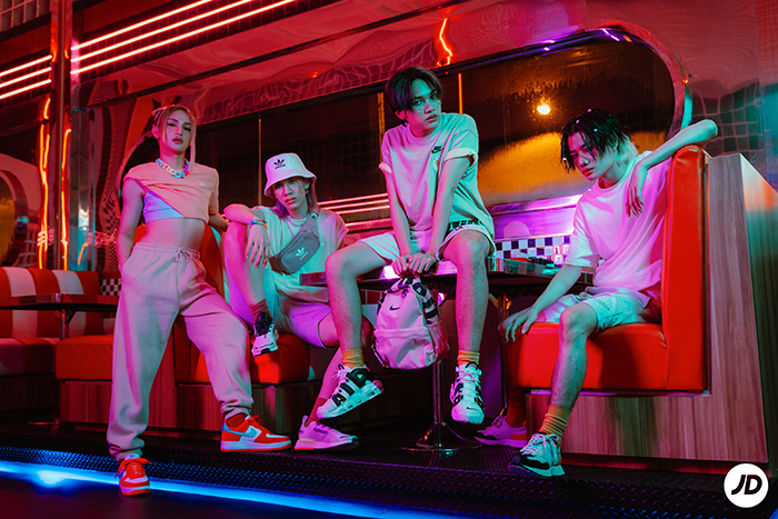 ส่องแฟชั่นรับ Summer กับศิลปินผู้นำเทรนด์ “4MIX” ส่องแฟชั่นรับ Summer กับศิลปินผู้นำเทรนด์ “4MIX”