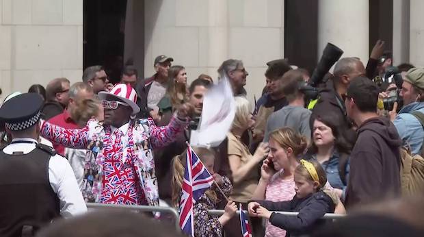 ‘แฮร์รี่ - เมแกน’ เข้าร่วม!! ฉลอง ‘ควีนเอลิซาเบธที่ 2’ ครองราชย์ครบ 70 ปี (มีคลิป) ‘แฮร์รี่ - เมแกน’ เข้าร่วม!! ฉลอง ‘ควีนเอลิซาเบธที่ 2’ ครองราชย์ครบ 70 ปี (มีคลิป)