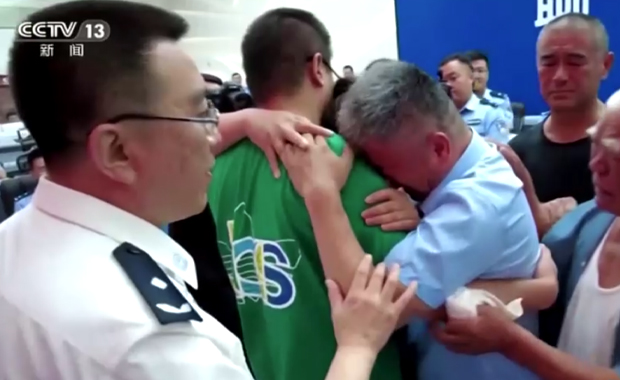 พ่อขี่จยย.ตะลอนทั่วจีน ตามหาลูกนาน 24 ปี จนได้พบกันอีกครั้ง พ่อขี่จยย.ตะลอนทั่วจีน ตามหาลูกนาน 24 ปี จนได้พบกันอีกครั้ง