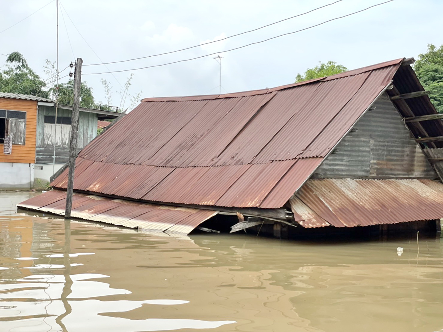 กบ ปภัสรา นำทีมนักแสดง ลุยช่วยน้ำท่วมต่อเนื่อง!! 