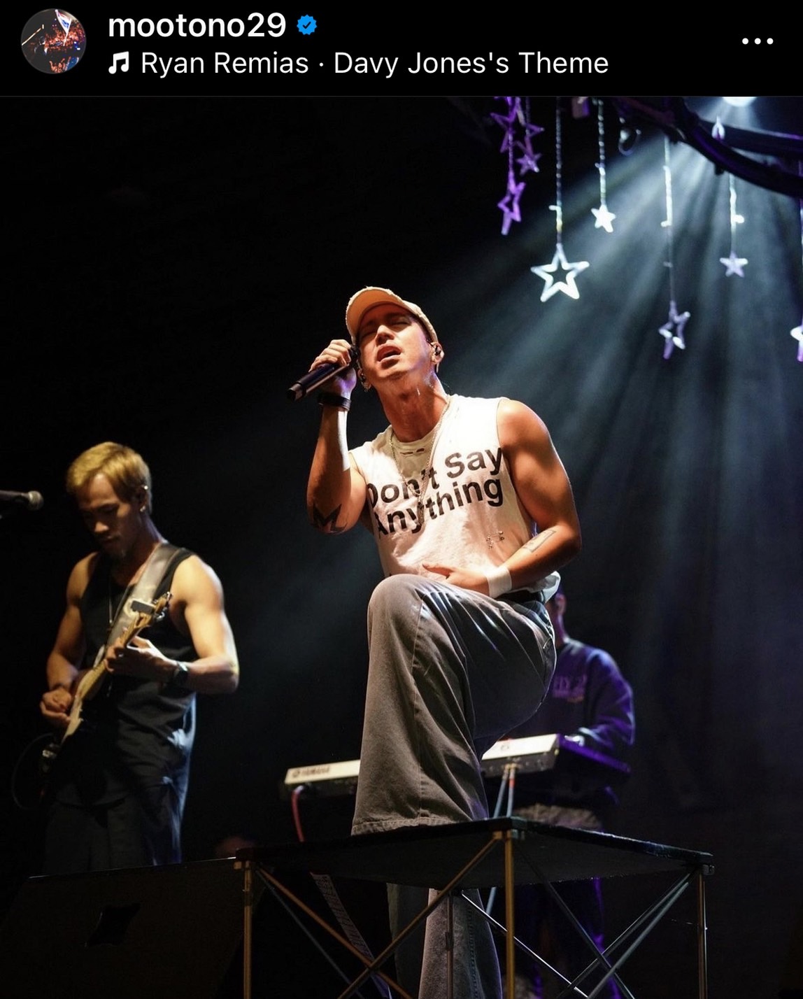 โตโน่ สร้างตำนานบทใหม่ ถอดรองเท้าให้แฟนคลับเป็นที่ระลึก โตโน่ สร้างตำนานบทใหม่ ถอดรองเท้าให้แฟนคลับเป็นที่ระลึก