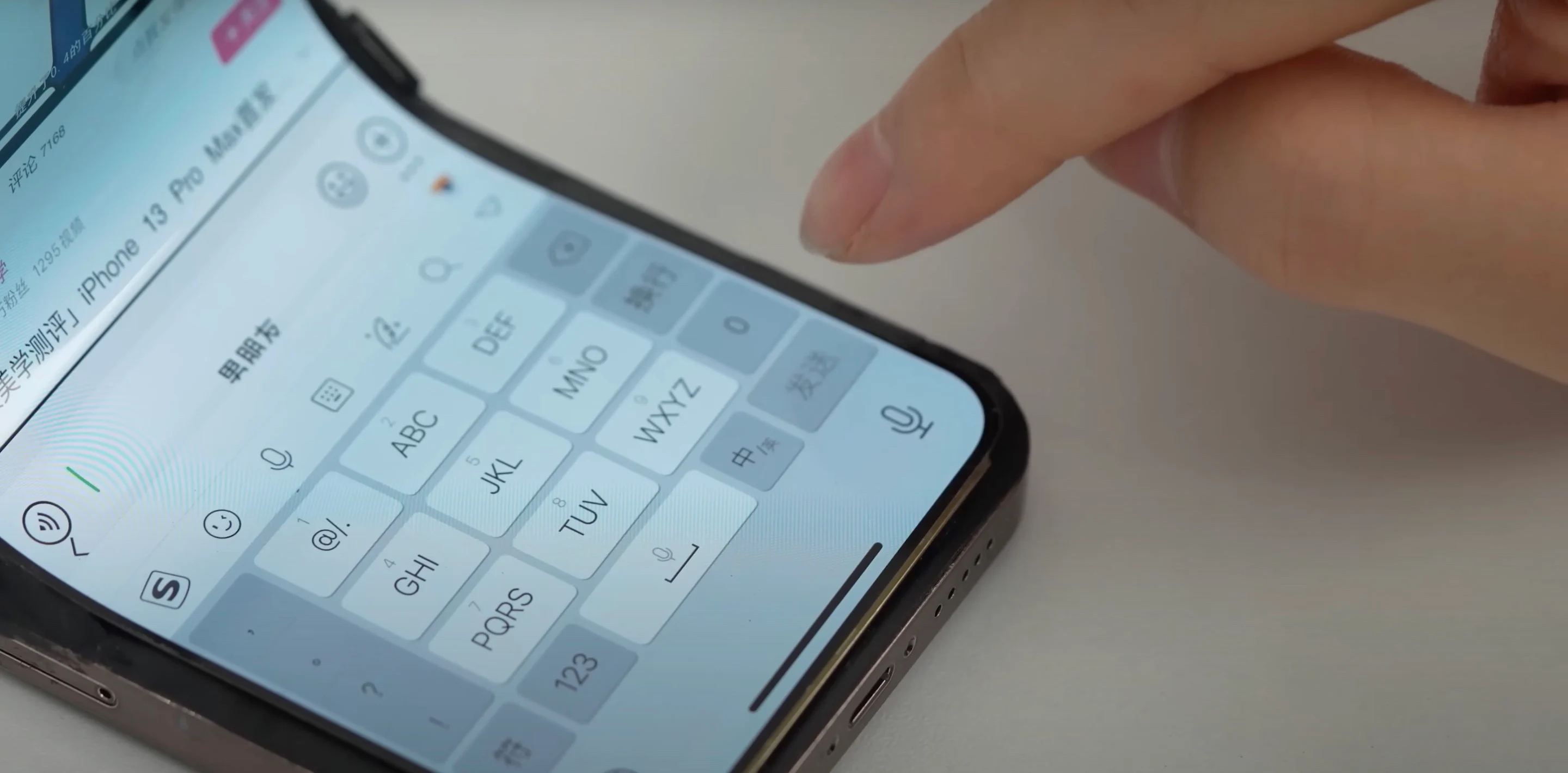 ขอพับมั่ง ! ยูทูบเบอร์จีนดัดแปลง iPhone จอพับได้ แถมใช้งานได้จริง !