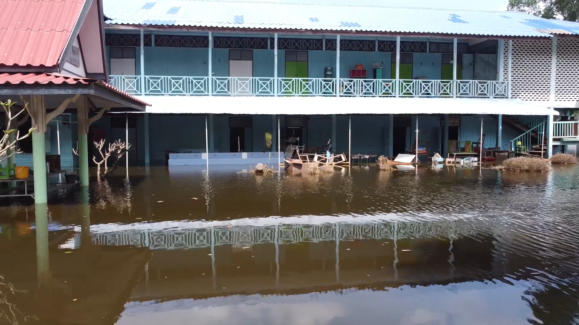 ยังอ่วม! ท้ายเขื่อนเจ้าพระยา น้ำยังท่วม เลื่อนเปิดเทอม 1 สัปดาห์ ยังอ่วม! ท้ายเขื่อนเจ้าพระยา น้ำยังท่วม เลื่อนเปิดเทอม 1 สัปดาห์