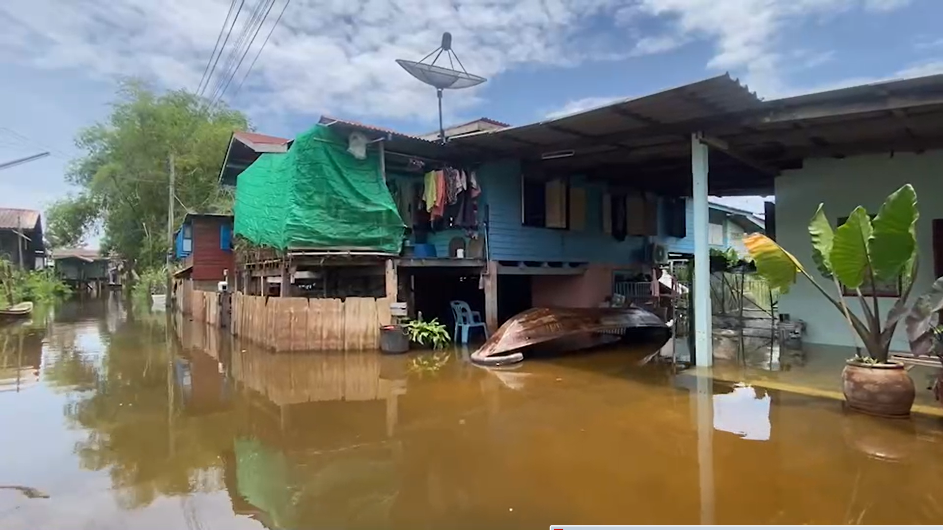 น้ำเหนือมาแล้ว! ชาวบางบาล อยุธยาฯ เร่งขนของขึ้นที่สูงเตรียมรับน้ำท่วม 