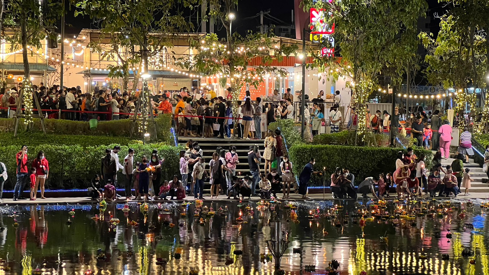 ลอยกระทงโคราชคึกคัก! เนรมิตบึงหัวทะเล แสดงน้ำพุแสงสีเสียงอลังการ