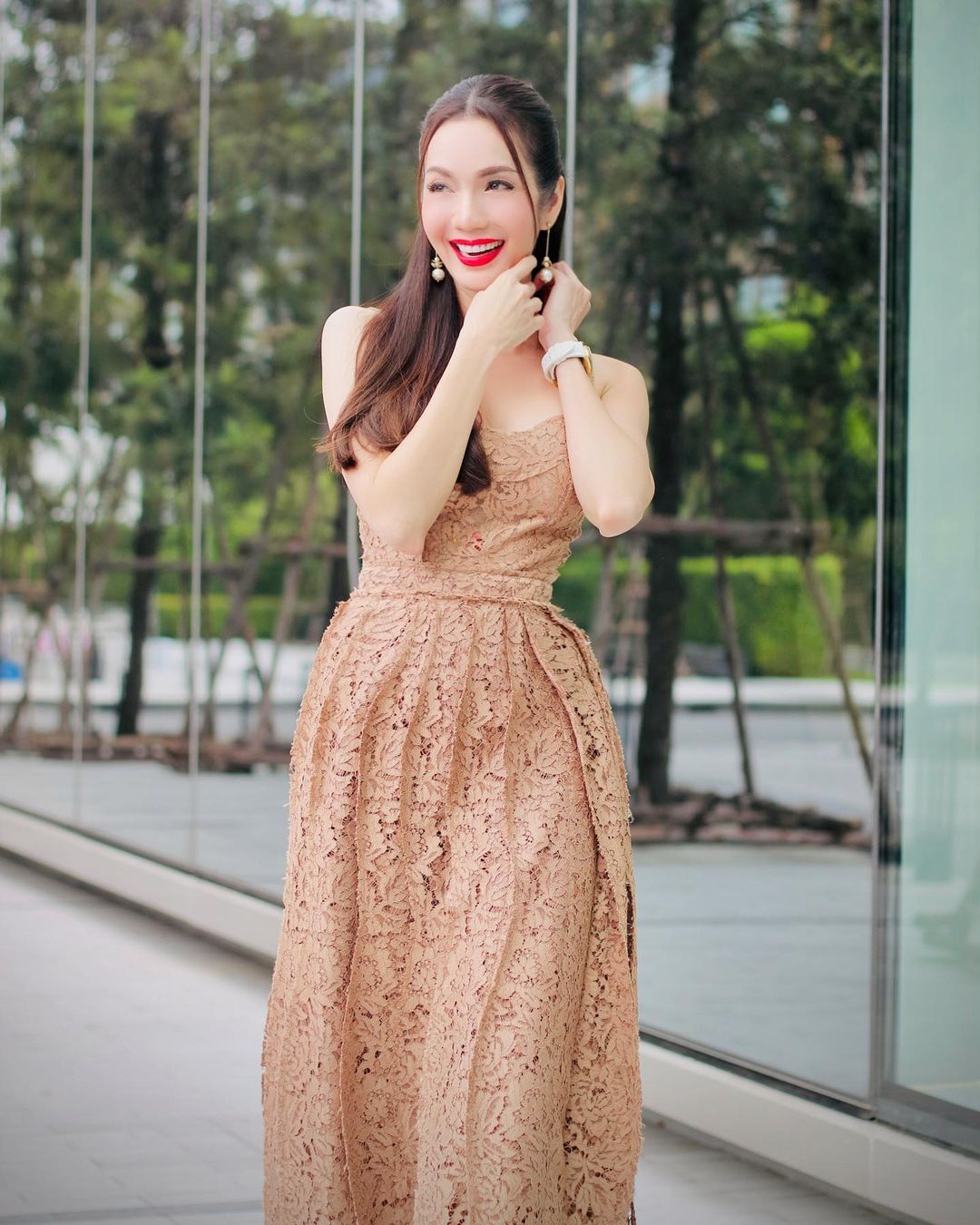 ประวัติ อ๋อม สกาวใจ ดารา-พิธีกรชื่อดัง ลงส.ส.สมัยแรกในนามพรรคเพื่อไทย