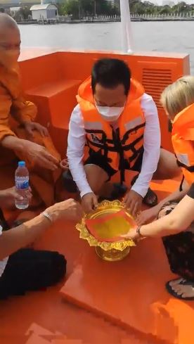 พี่ชาย ลงเรือทำพิธีเชิญดวงวิญญาณ แตงโม กลับบ้าน