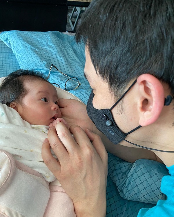 “ฟลุค เกริกพล” เห่อลูกจนถูกแซว เผยการเลี้ยงลูกในยุคโควิดยากมาก (มีคลิป) “ฟลุค เกริกพล” เห่อลูกจนถูกแซว เผยการเลี้ยงลูกในยุคโควิดยากมาก (มีคลิป)