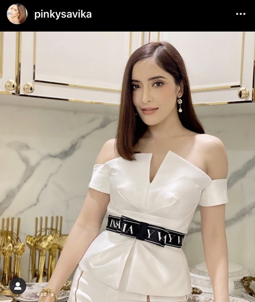 พิ้งค์กี้ สวยสง่างาม ในชุดไทย เป็นนางนพมาศ