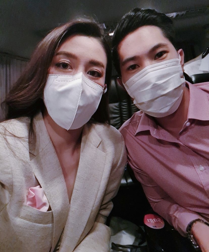 เชียร์ ฑิฆัมพร มอบถังออกซิเจน ให้ที่ รพ.สนามวัดช่องลม เชียร์ ฑิฆัมพร มอบถังออกซิเจน ให้ที่ รพ.สนามวัดช่องลม