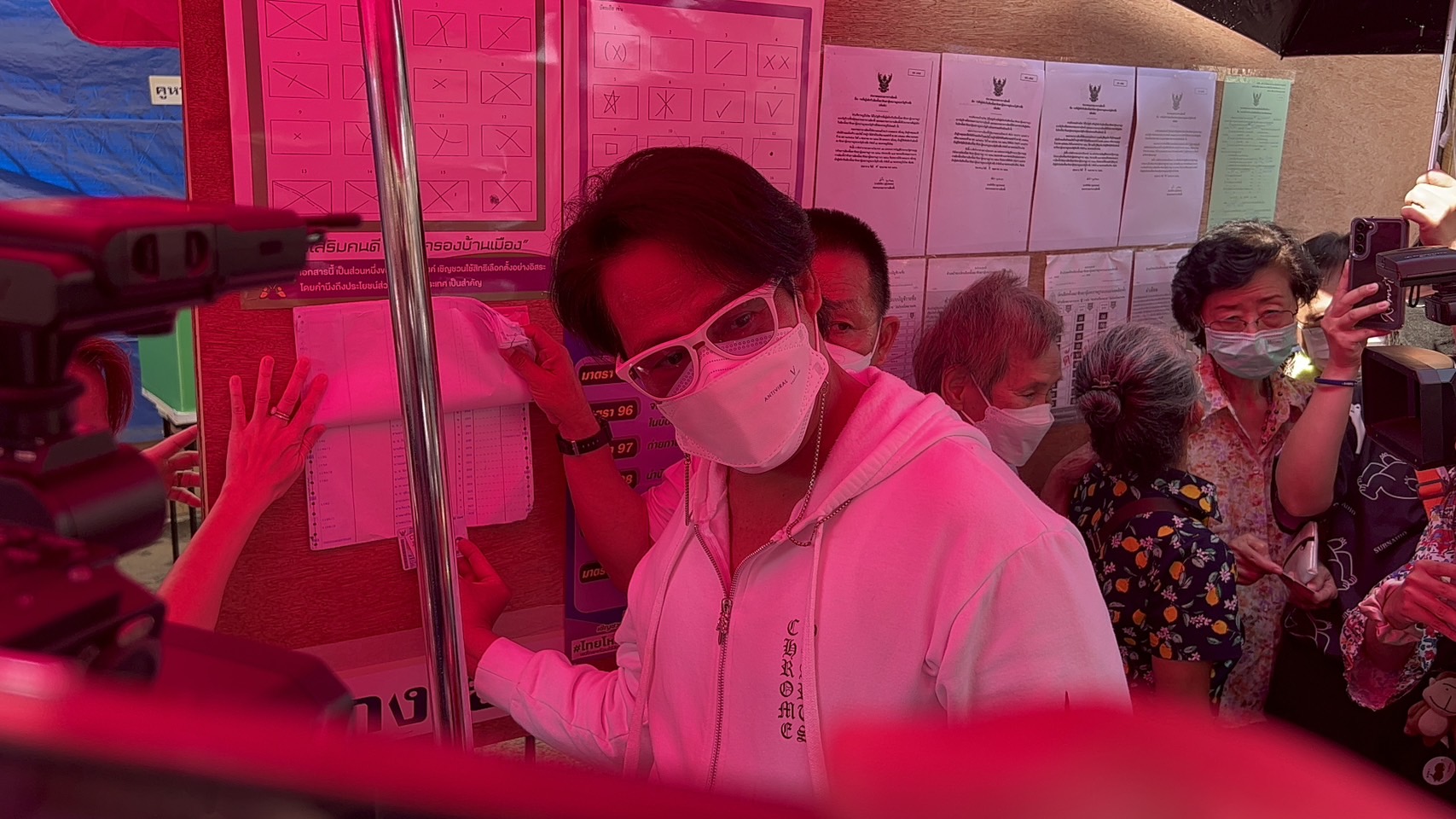 เลือกตั้ง 2566 เบิร์ด ธงไชย เข้าคูหา ชวนคนรุ่นใหม่ไปใช้สิทธิเลือกตั้ง