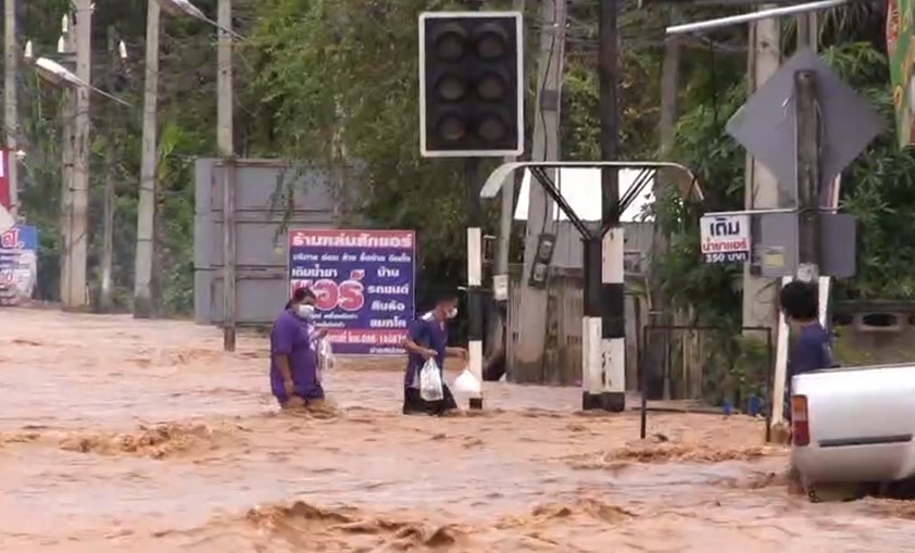 น้ำท่วมหล่มสักยังหนัก! มวลน้ำเทือกเขาสมทบอีกระลอกหนักสุดในรอบ 15 ปี น้ำท่วมหล่มสักยังหนัก! มวลน้ำเทือกเขาสมทบอีกระลอกหนักสุดในรอบ 15 ปี