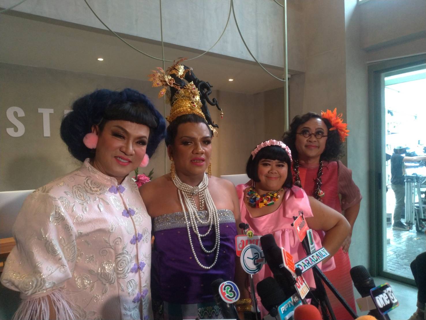 แม่หญิงลีเผยชีวิตเปลี่ยนไปมากหลังได้เล่นหนัง แต่ก็ขอติดดินเหมือนเดิม แม่หญิงลีเผยชีวิตเปลี่ยนไปมากหลังได้เล่นหนัง แต่ก็ขอติดดินเหมือนเดิม