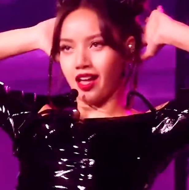 แบรนด์ไทยสร้างเรื่อง!! ดีไซน์ชุดสเตจเดี่ยว 'ลิซ่า BLACKPINK' ที่ซานฟรานซิสโกสุดปั๊วะปัง แบรนด์ไทยสร้างเรื่อง!! ดีไซน์ชุดสเตจเดี่ยว 'ลิซ่า BLACKPINK' ที่ซานฟรานซิสโกสุดปั๊วะปัง