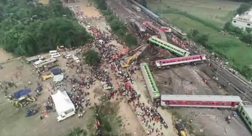 เปิดภาพมุมสูงความเสียหายจากโศกนาฏกรรม รถไฟชนกันในอินเดีย เปิดภาพมุมสูงความเสียหายจากโศกนาฏกรรม รถไฟชนกันในอินเดีย
