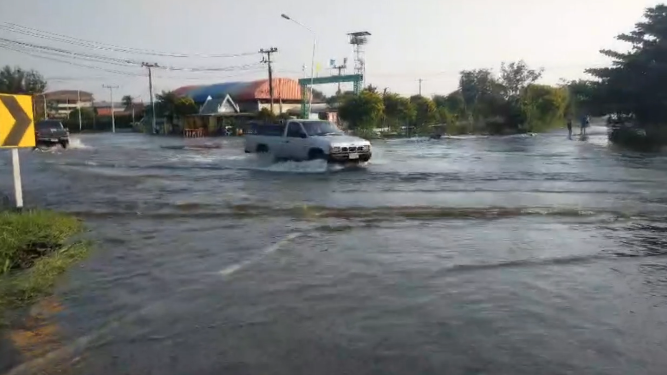 อ่างทองน้ำท่วมสาหัส! คันดินแตกน้ำทะลักถนนป่างิ้ว-โพธิ์ทองระยะทาง 5 กม. อ่างทองน้ำท่วมสาหัส! คันดินแตกน้ำทะลักถนนป่างิ้ว-โพธิ์ทองระยะทาง 5 กม.