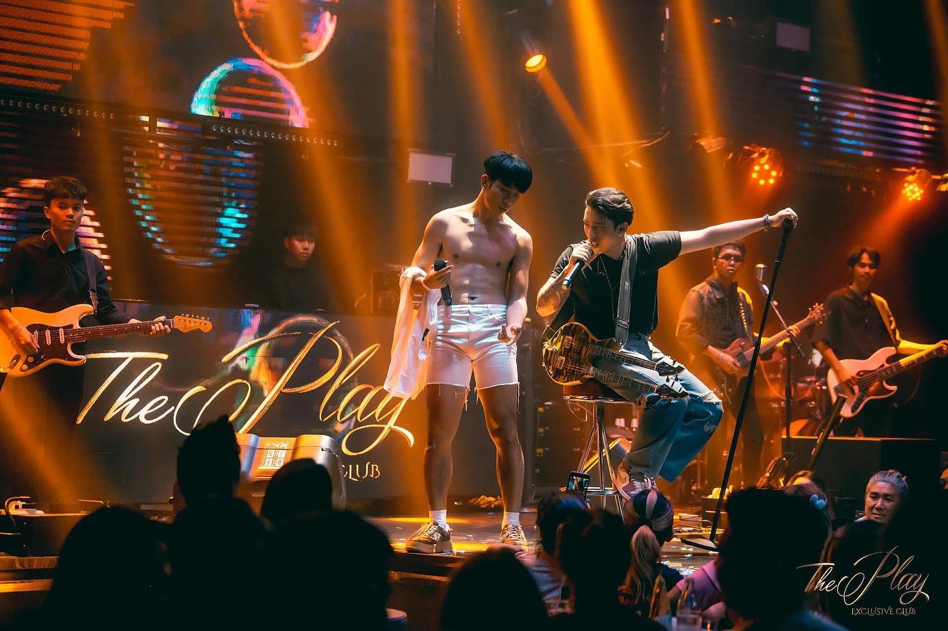 เบิ้ล ปทุมราช จูบปาก ก้อง ห้วยไร่ บนเวทีคอนเสิร์ต เป็นคอนเทนต์แบบคิมิโนโตะ เบิ้ล ปทุมราช จูบปาก ก้อง ห้วยไร่ บนเวทีคอนเสิร์ต เป็นคอนเทนต์แบบคิมิโนโตะ