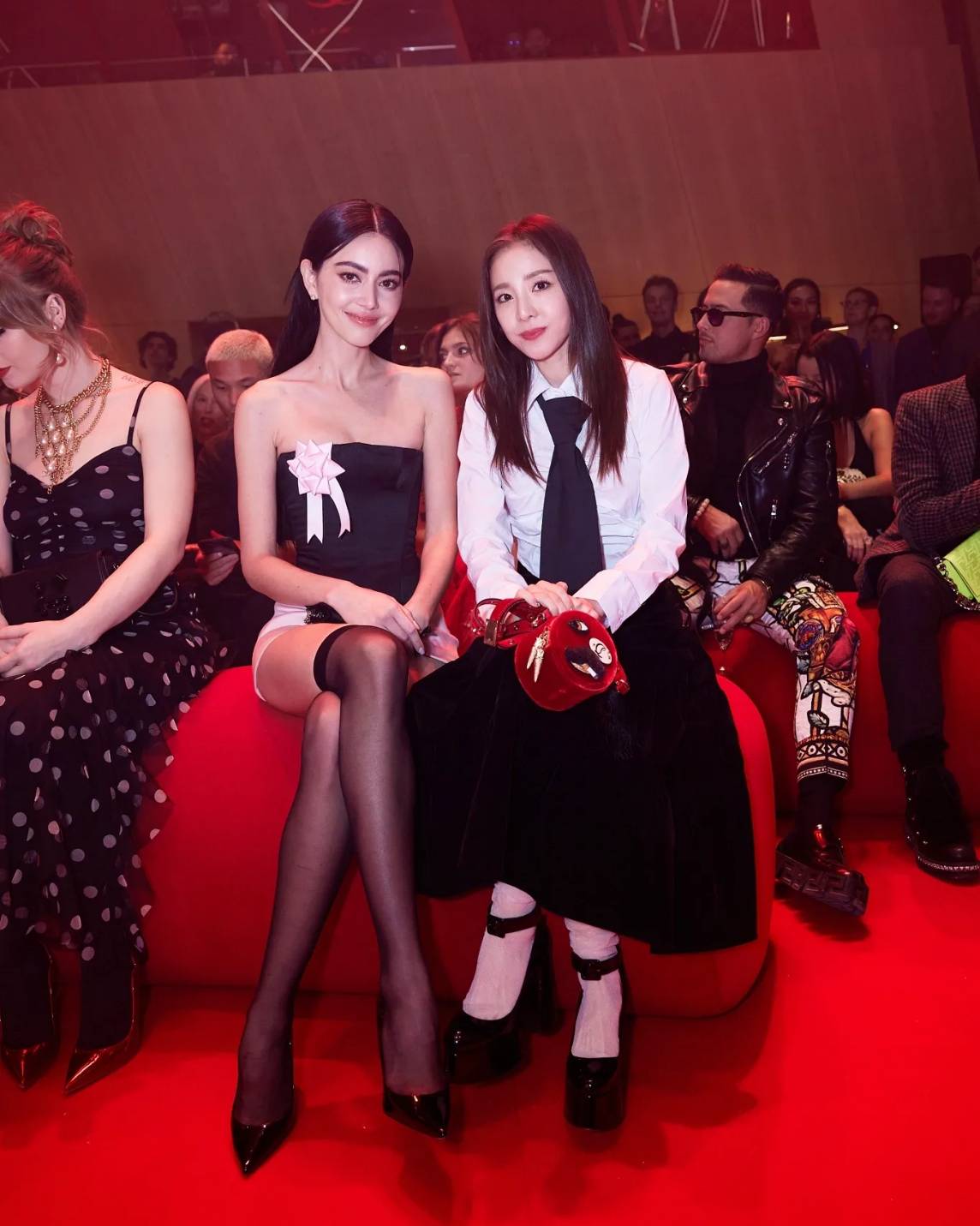 ใหม่ ดาวิกา สาดความแซ่บไม่หยุด! กับลุคชมแฟชั่นโชว์แบรนด์คริสเตียน ลูบูแตง  