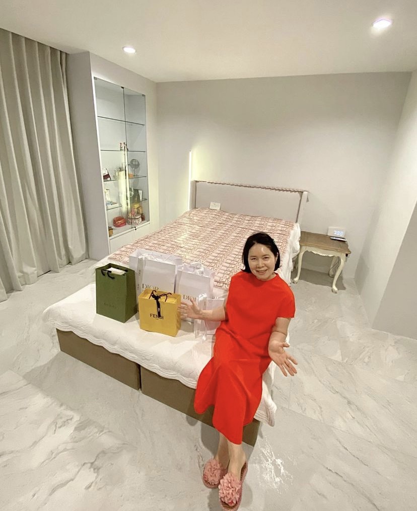 จัดเซอร์ไพรส์หนัก ฮั่น-จียอน ทุ่มเงินหลายปึก! เบิร์ดเดย์แม่นักร้องสาว ถึงกับกลั่นน้ำตาไม่อยู่ จัดเซอร์ไพรส์หนัก ฮั่น-จียอน ทุ่มเงินหลายปึก! เบิร์ดเดย์แม่นักร้องสาว ถึงกับกลั่นน้ำตาไม่อยู่