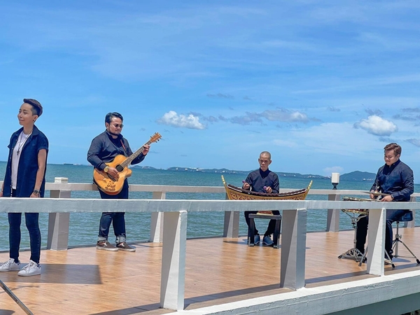 หนึ่ง บางปู ป้อนงาน ปลาคาร์ฟ เชิญยิ้ม ชวนถ่ายเอ็มวีเพลง ยิ้ม