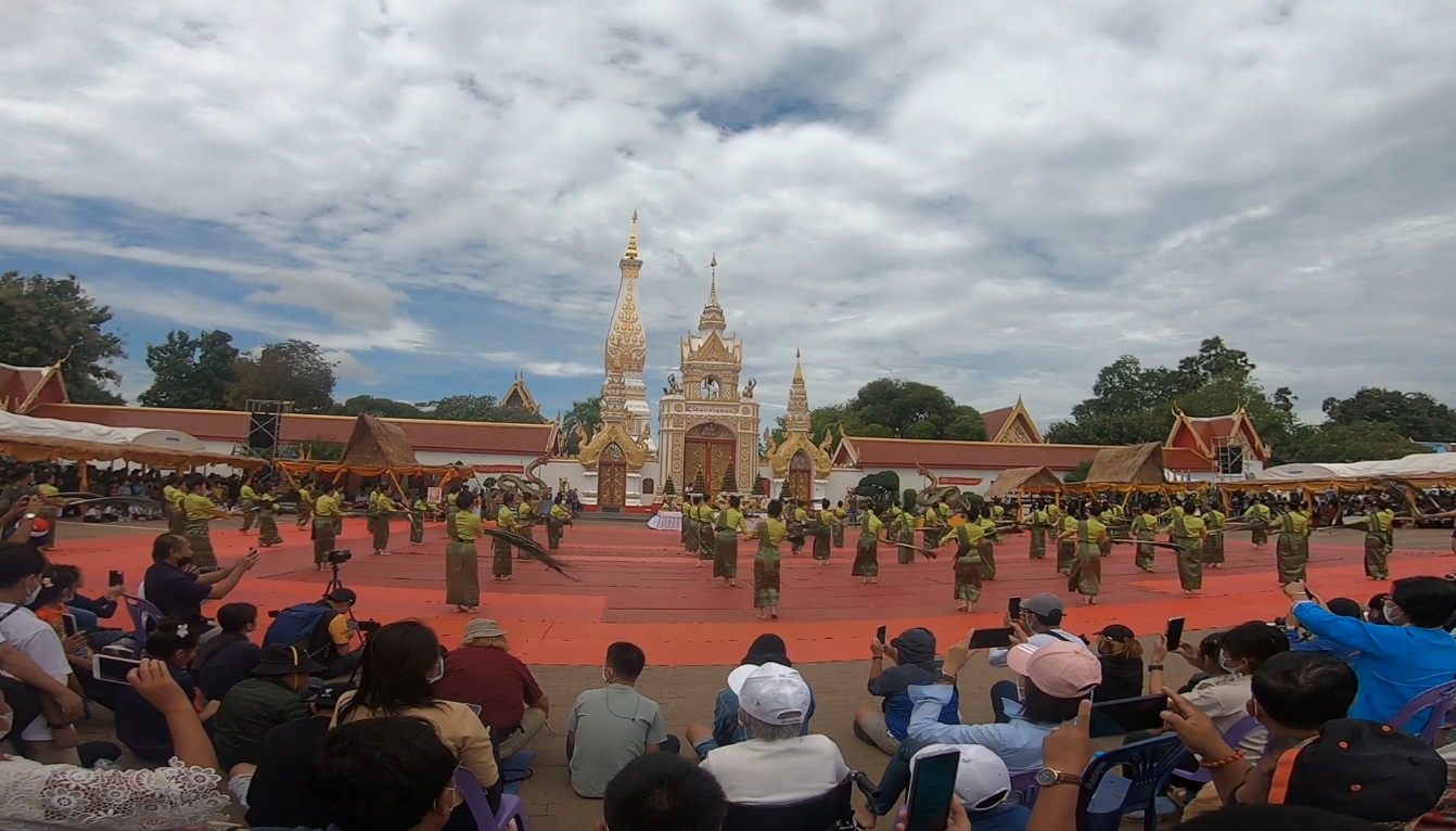 วันออกพรรษา 2565 นทท.ไทย-ลาว ชื่นชม รำบูชาพระธาตุพนมอลังการ 