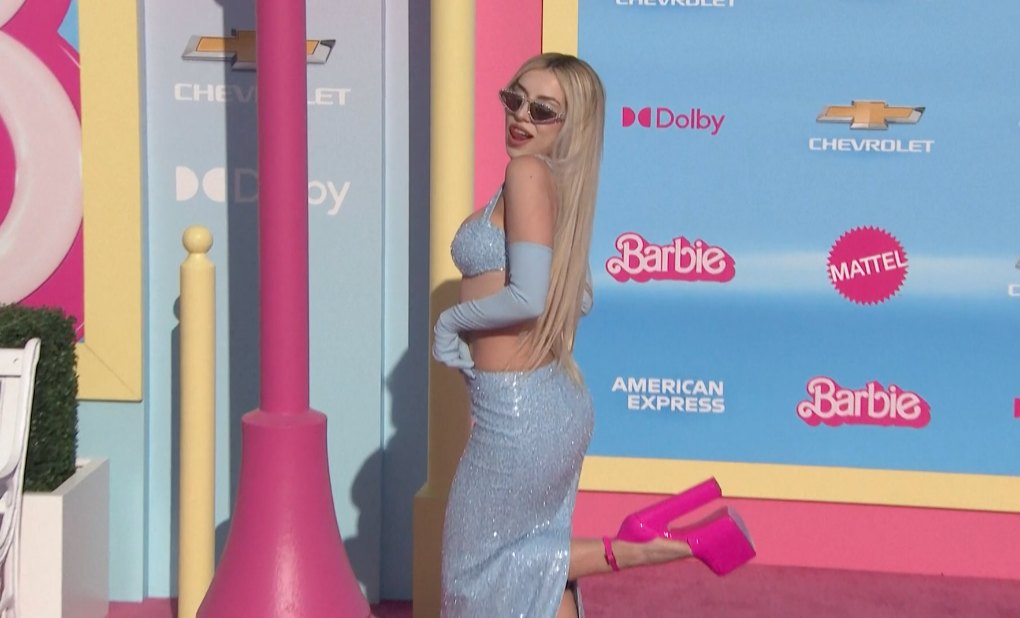 เปิดลุคแซ่บ!! รอบปฐมทัศน์โลกหนัง Barbie ‘มาร์โก ร็อบบี - ไรอัน กอสลิง’ นำทัพเดินพรมชมพู เปิดลุคแซ่บ!! รอบปฐมทัศน์โลกหนัง Barbie ‘มาร์โก ร็อบบี - ไรอัน กอสลิง’ นำทัพเดินพรมชมพู