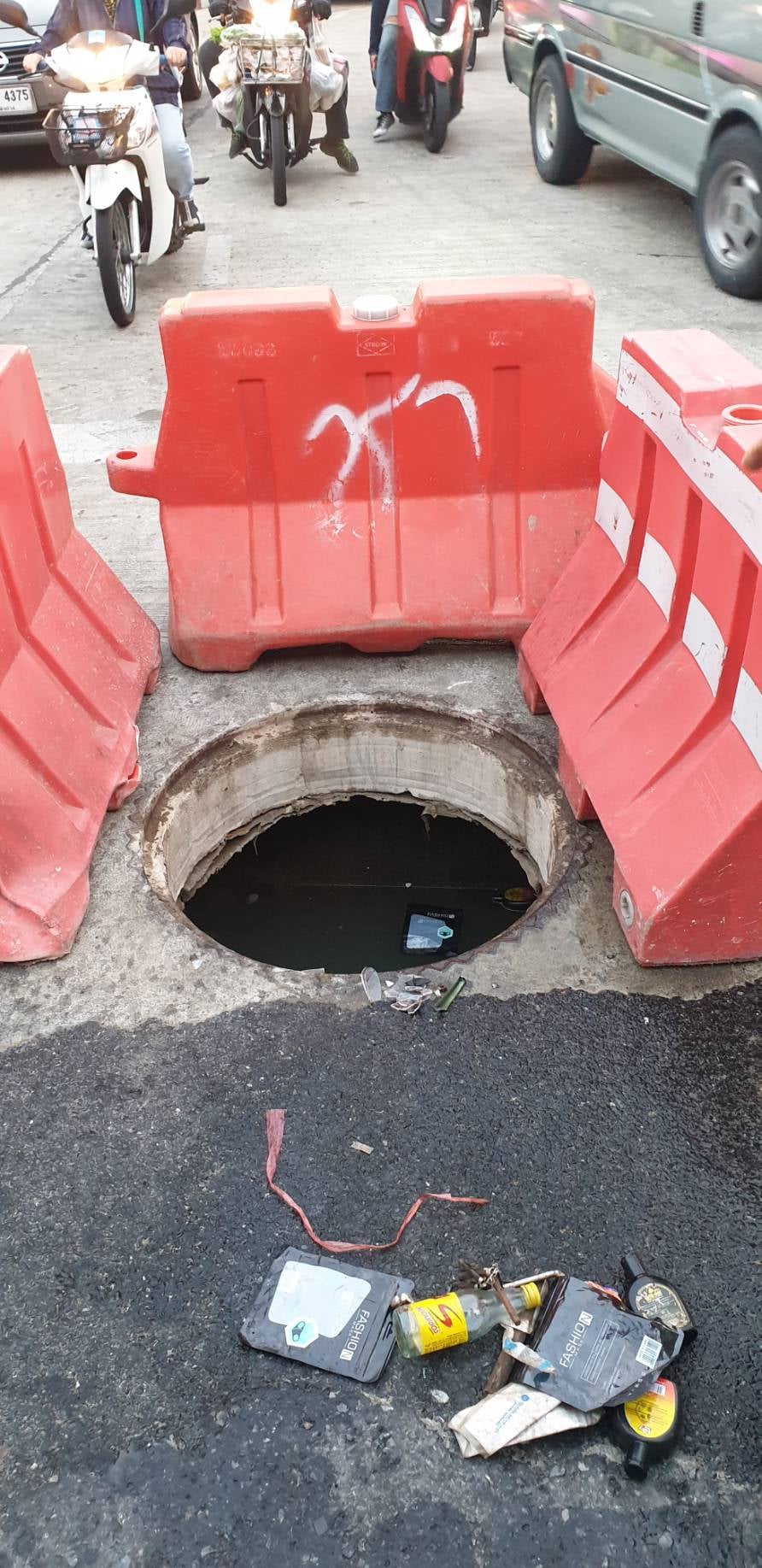 ระทึกกลางศรีนครินทร์ จยย.ตกท่อรถทิ่มหายไปครึ่งคัน ระทึกกลางศรีนครินทร์ จยย.ตกท่อรถทิ่มหายไปครึ่งคัน