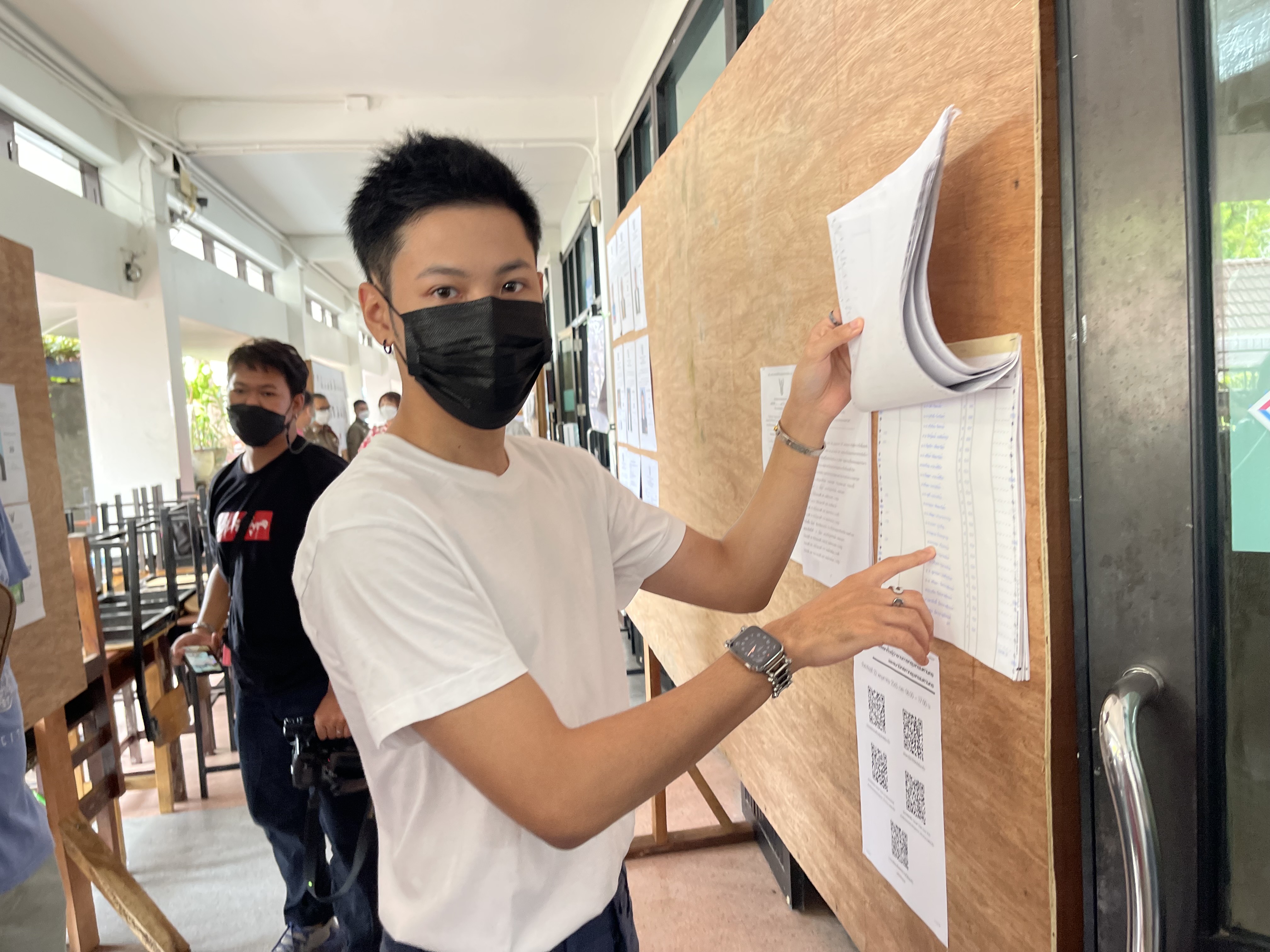 คริส - สิงโต นำทีมเหล่าคนดัง ใช้สิทธิเลือกผู้ว่า กทม. 