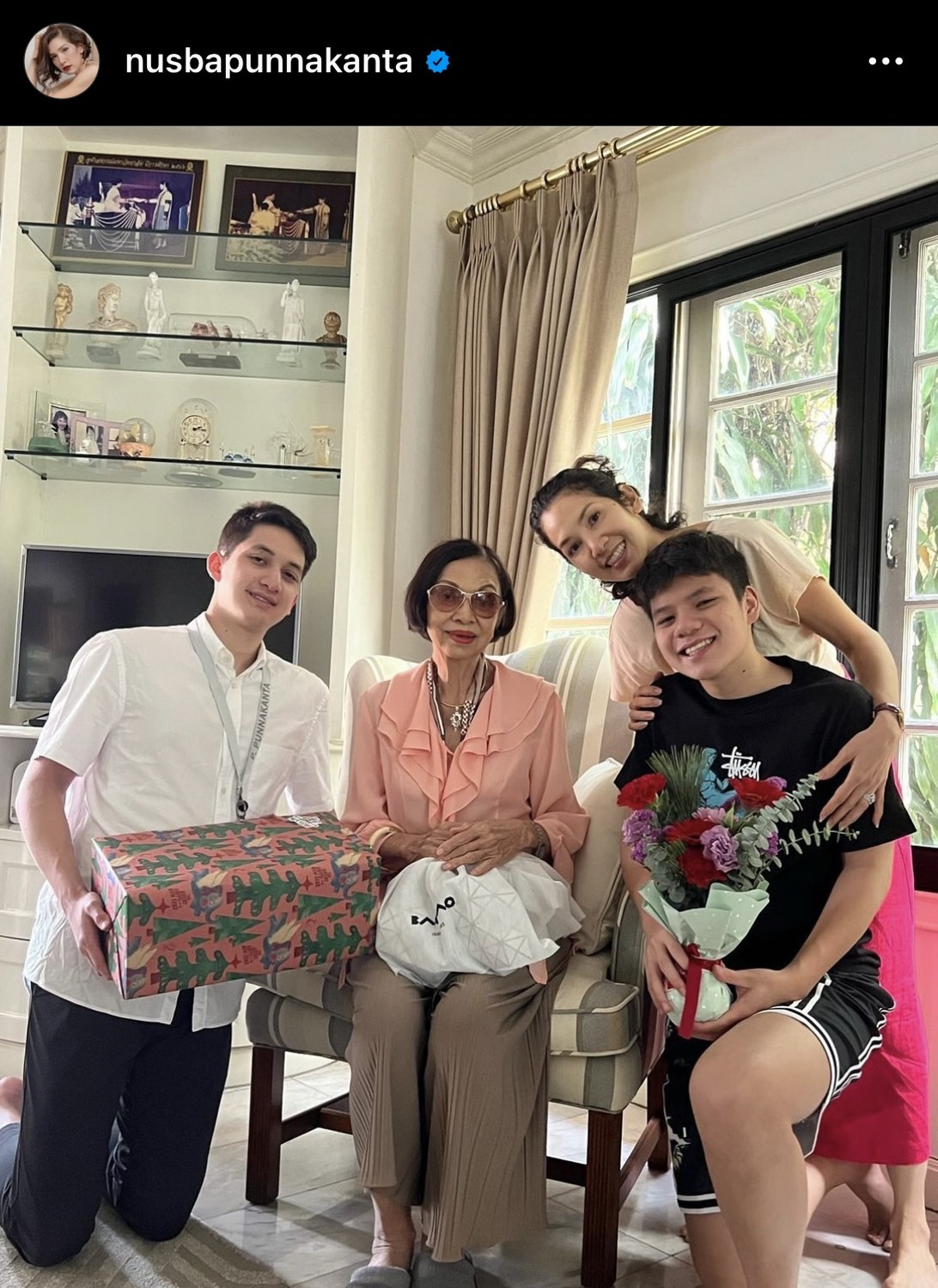 เปิดภาพสุดอบอุ่น นุสบา พาลูกชายมอบของขวัญให้คุณยายในวันปีใหม่ เปิดภาพสุดอบอุ่น นุสบา พาลูกชายมอบของขวัญให้คุณยายในวันปีใหม่